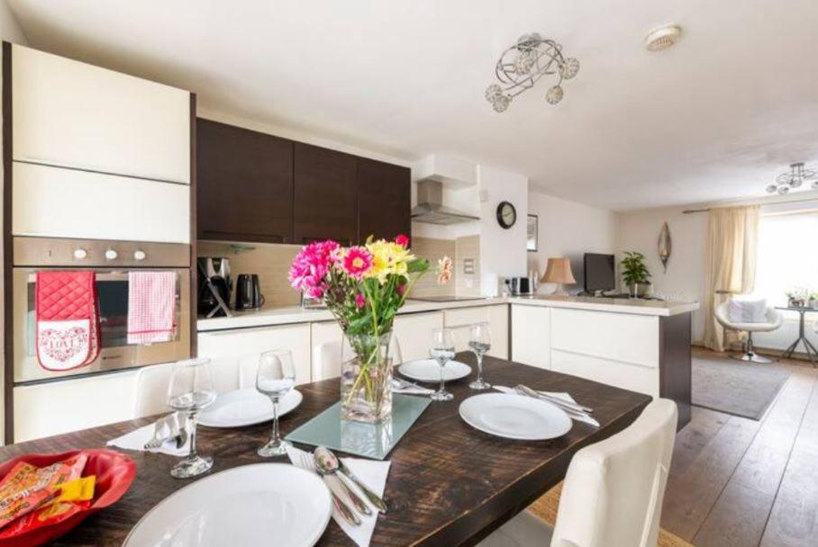 Super Central Beautiful Three Bedroom Apartment